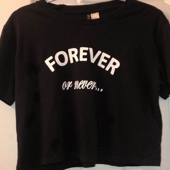 H&M Tops - Cropped T-shirt H&M Tops - Cropped T-shirt